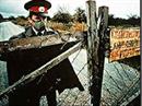 Ein Soldat bewacht die abgesperrte Zone nach der Tschernobyl-Katastrophe.