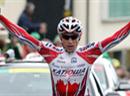Pawel Brutt feiert seinen Sieg der 2. Etappe an der Tour de Romandie.