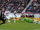 Arkadiusz Milik von Augsburg trifft zum 0:1 gegen Stuttgarts Torwart Sven Ulreich.