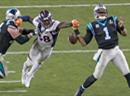 Höchstspannung im 50. Super Bowl: Broncos Von Miller schlägt Carolinas Quarterback Cam Newton im letzten Viertel das Ei aus der Hand.