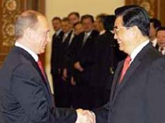 Wladimir Putin baut die Pipeline - sagt er. Bild: Beim Treffen mit Hu Jintao in Peking.