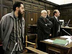 Mounir El Motassadeq, angeklagt als Helfer der Todespiloten vom 11. September 2001, mit seinen Anwälten.