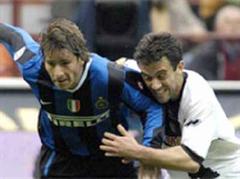 Inters Maxwell gegen Parmas Giuseppe Rossi.