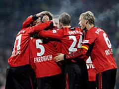 Leverkusen jubelt mit Manuel Friedrich nach dem 0:2.