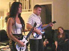 Auch Megan Fox ist Fan von Guitar Hero. Jetzt kommt der DJ Hero.
