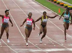 Sheri-Ann Brooks (rechts) über 100m der Frauen.