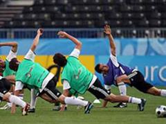 Die Deutsche Nationalmannschaft will zur Normalität zurückkehren mit Hilfe von Training.