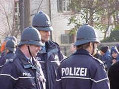 Schweizer Polizisten bekommen Unterstützung von ihren deutschen Kollegen.