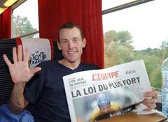 Toursieger Lance Armstrong bei der Zeitungslektüre.
