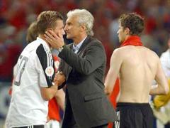 Lukas Podolski wird von Rudi Völler getröstet.