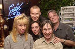 Die Café Bâle-Schauspieler Rinalda Caduff, Roland Herrmann, Domonique Lendi, Produzent Paul Burkhalter zusammen mit dem Jubiläumsfolge-Gaststar Trudi Roth.