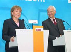 Angela Merkel und Edmund Stoiber warten auf den Wahlausgang.