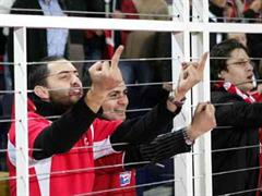Sie müssen die nächsten sechs Spiele draussen bleiben: Türkische Fans beim Rückspiel in Istanbul.