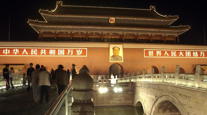 Eingang zur ehemals Verbotenen Kaiserstadt in Peking, mit dem Portrait von Mao Zedong.
