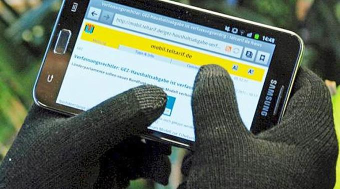 Bisher brauchte man spezielle Handschuhe um ein Touchscreen im Winter zu nutzen, bald jedoch könnte das mit jedem Handschuh möglich sein.