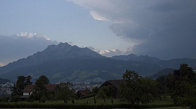 Das missliche Wetter ist nur ein Intermezzo: Der Montagmorgen dürfte in grossen Teilen der Schweiz noch wolkenverhangen und in den Alpen auch nass beginnen, Aufhellungen sind jedoch bereits in Aussicht.