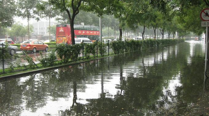 Tief liegende Strassen der chinesischen Hauptstadt wurden überflutet.