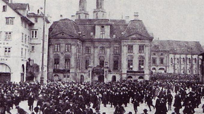 Generalstreik 1918: Die Menge flüchtet, als die Armee (rechts hinten) in die Luft feuert.