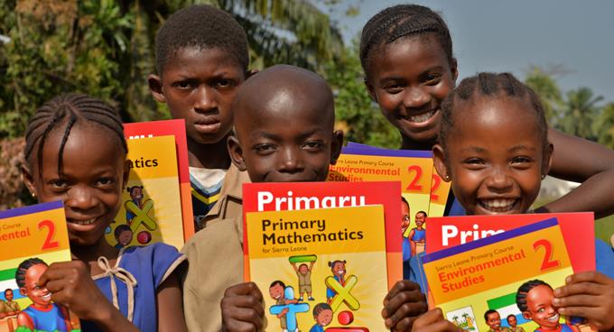Endlich können die Kinder in Sierra Leone ihre Schulbücher wieder hervor nehmen: Nach neun Monaten sind die Schulen wieder offen.