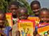 Endlich können die Kinder in Sierra Leone ihre Schulbücher wieder hervor nehmen: Nach neun Monaten sind die Schulen wieder offen.