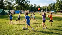 Koordination im Sommercamp für Kinder profitiert von kurzen, häufig wiederholten Übungseinheiten statt langer, monotoner Blöcke.